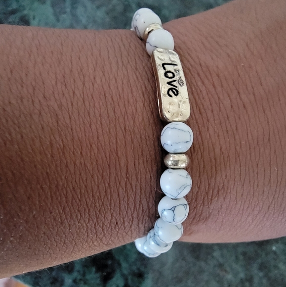Howlite beaded stretch inspirational LOVE bracelet. - Picture 5 of 5